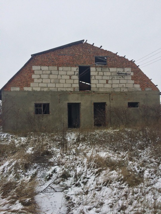 Приміщення бригадного будинку загальною площею 142,4 м.кв., що знаходиться за адресою: Хмельницька область, Хмельницький район, с.Малиничі, траса Львів-Кіровоград-Знам'янка, 230 км.