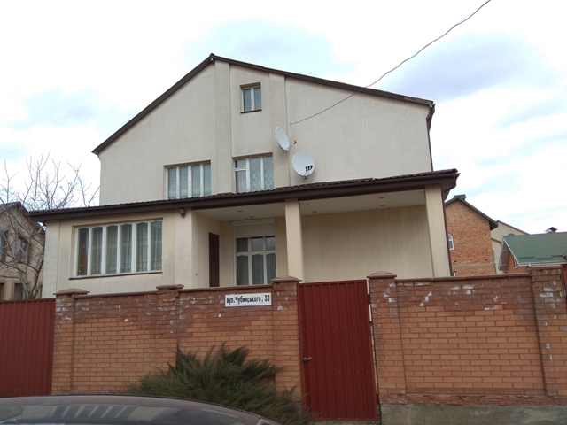 ІПОТЕКА:домоволодіння, в складі:житловий будинок заг.пл.295.5 м.кв., та земельна ділянка заг.пл.0,05 га., кадастровий номер:6810100000:06:001:0274, що знаходиться за адресою: м.Хмельницький, вул.Чубинського,33