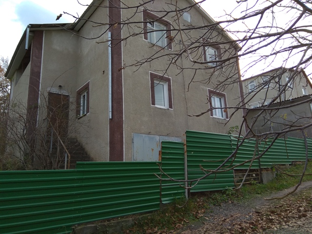 ІПОТЕКА:домоволодіння в складі:садовий будинок заг.пл.192,4 м.кв., та зем. ділянка заг.пл.0,0645 га., кад. номер:6810100000:20:001:0072, що знаходяться за адресою:м.Хмельницький, провулок Миколи Амосова (Коротченка),17, садівниче товариство
