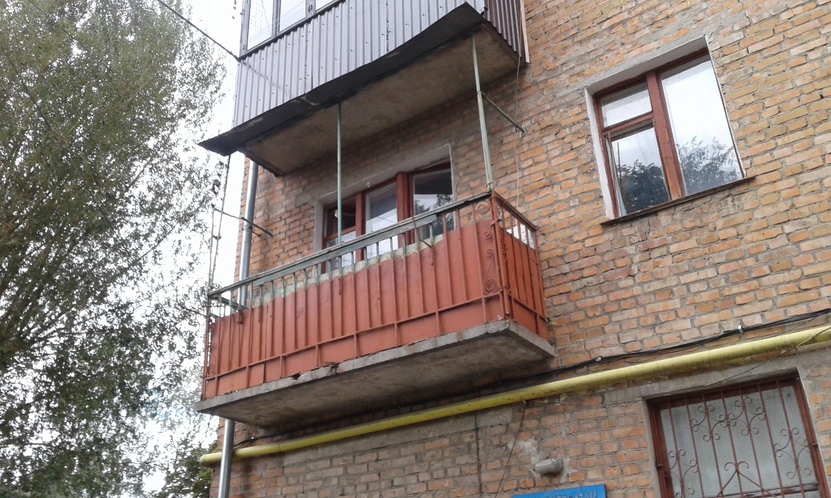 1/2 частина квартири загальною площею 31,5 м.кв., що знаходиться за адресою: Хмельницька область, м.Старокостянтинів, вул.Попова,15, кв.1