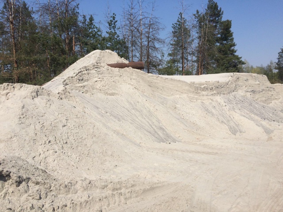 Пісок бетонний, кварцовий (митий) в кількості 800 т.
