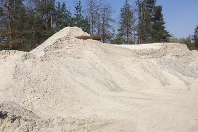 Пісок бетонний, кварцовий (митий) в кількості 800 т.