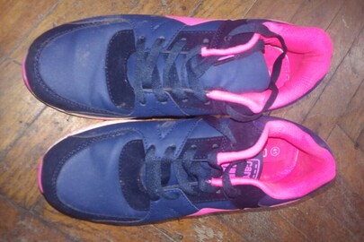 Спортивні кросівки синього кольору марки "Caroc", 1 шт.