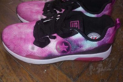 Спортивні кросівки рожевого кольору марки "MVP BOY", 1 шт.