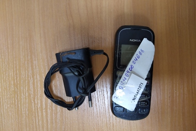 Мобільний телефон марки "NOKIA" із зарядним пристроєм
