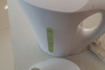 Електричний чайник білого кольору