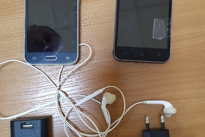 Мобільні телефони у кількості 2 шт., два зарядні пристрої до них, та одні навушники