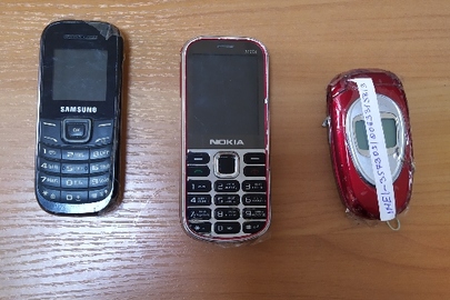 Мобільні телефони у кількості 3 шт.