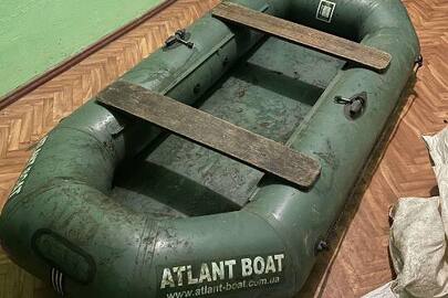 Гумовий надувний човен "Atlant boat" зеленого кольору, полімерний насос, полімерне весло були у використанні