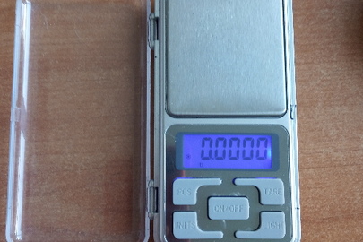 Електронні ваги марки “QC PASS”, сірого кольору, з маркуванням 200g/0.01g, бувші у використанні