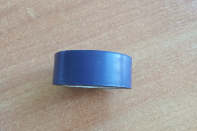 Ізоляційна стрічка синього кольору, бувша у використанні