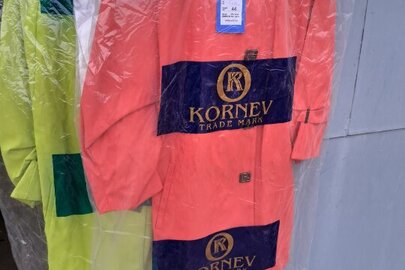 Одяг верхній жіночий (плащі) різних кольорів та фасонів 464 штук, стан новий