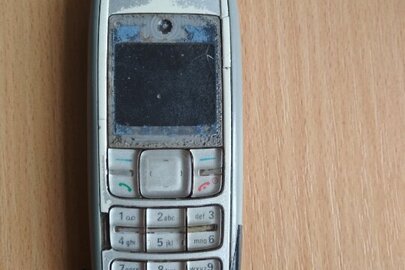 Мобільний телефон марки «Nokia», сірого кольору, б\в, з ознаками пошкодження корпусу, без зарядного пристрою