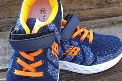 Кросівки синього кольору з блакитними та помаранчевими смужками фірми «JOG BEAR»