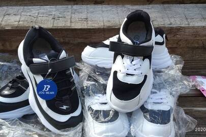 Кросівки комбінованого біло-чорного кольору фірми «JOG BEAR» в кількості 3 пари