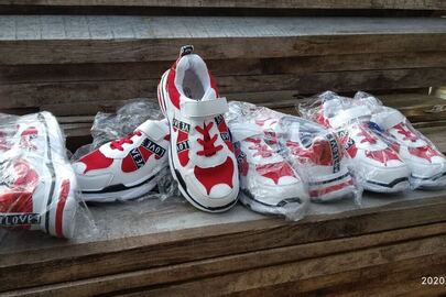 Кросівки комбінованого біло-червоного кольору з надписом «LOVE» фірми «JOG BEAR» в кількості 4 пари