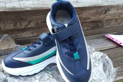 Кросівки синього кольору з сріблясто-зеленими смужками фірми «JOG BEAR»