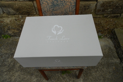 2 набори в упаковці "TOUCH LOVE", які складаються з  двох халатів з пасками, двох рушників розміром 48*93 см та двох пар тапок
