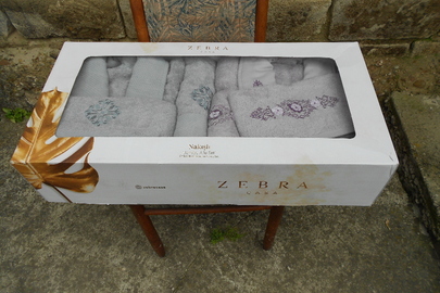 2 набори в упаковці "ZEBRA COSA" (бамбук), які складаються з двох халатів з пасками, чотирьох рушників розміром 48*91 см та 83*145 см
