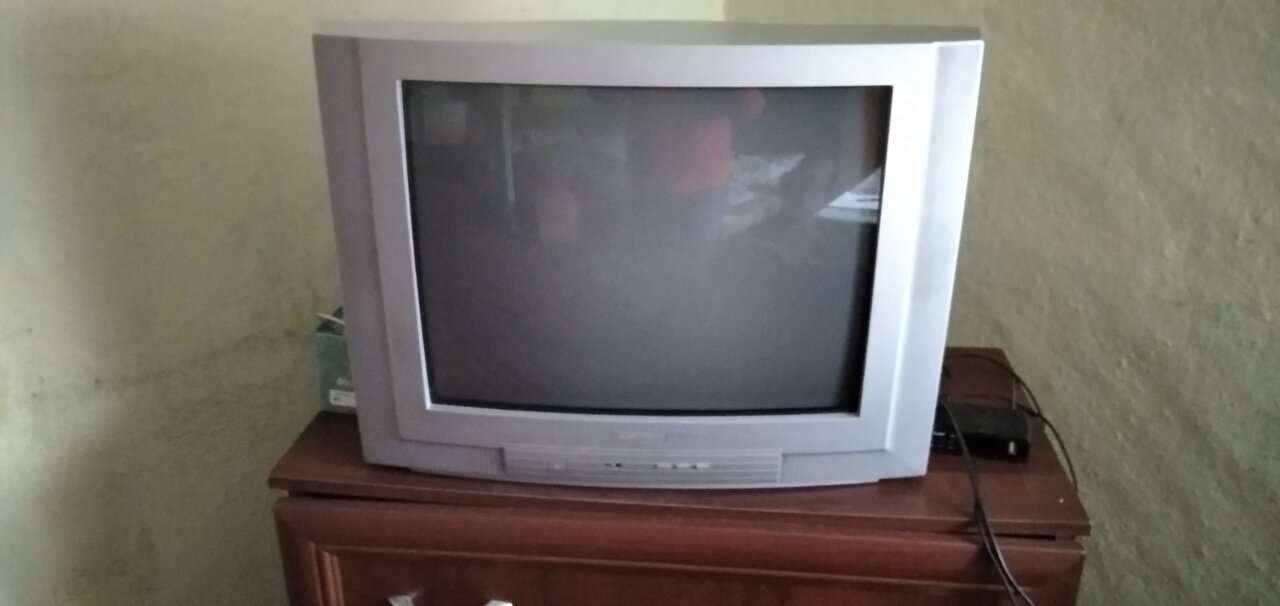 Телевізор марки GRUNDIG сірого кольору, б/в