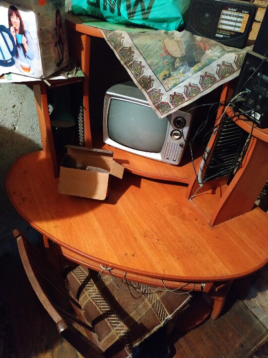 Комп’ютерний стіл з підставками, бувший у вжитку