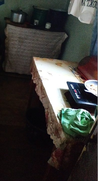Кухонний стіл, коричневого кольору, бувший у використанні, у кількості 1 шт.