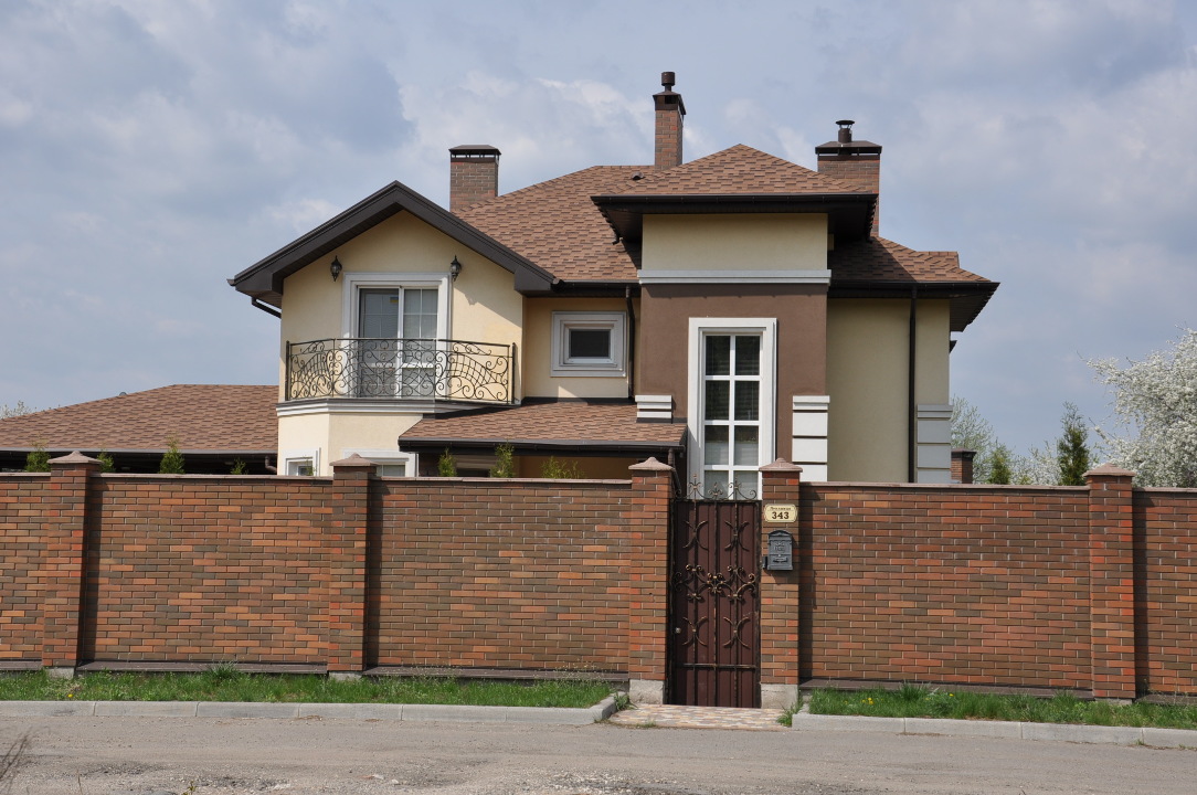 Домоволодіння, що складається з житлового будинку, загальною площею 186.1 кв.м. та земельної ділянки, площею 0.0999 га, К/Н: 3223110100:01:006:0048, знаходиться  за адресою: Київська обл., м. Обухів, вул. Лукавиця, 343