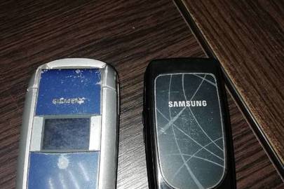 Мобільний телефон "Siemens CF 75" у кількості - 1 шт. та мобільний телефон "Samsung SGH-X160" у кількості - 1 шт.
