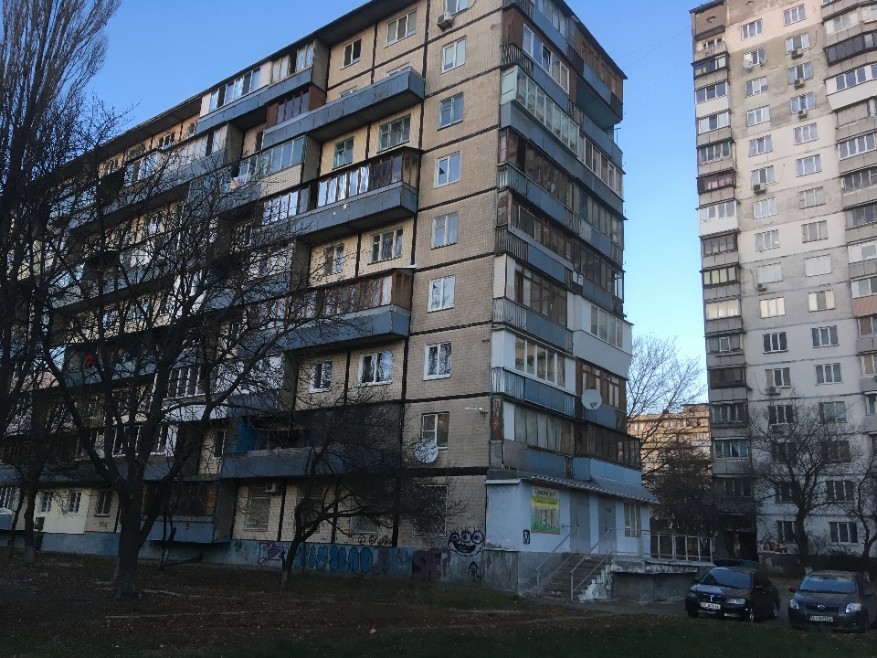 2/3 частини чотирикімнатної квартири № 22, загальною площею 64.9 кв.м., що знаходиться за адресою: м. Київ, проспект Леся Курбаса, буд. 14-А