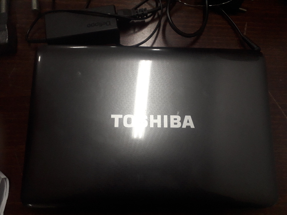 Ноутбук Toshiba Satellite L645D-S4037 - 1 шт.  в комплекті із зарядним пристроєм