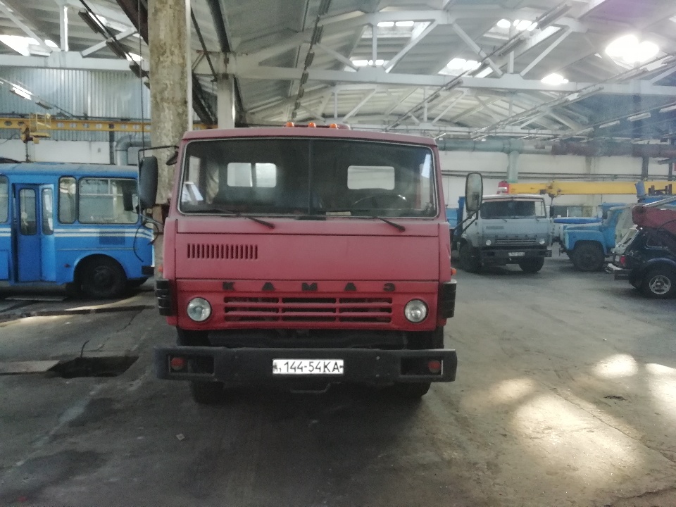Транспортний засіб  КАМАЗ 54112, вантажний сідловий тягач, 1989 року випуску, реєстраційний номер 14454КА, номер шасі (рами, кузову): ХТС541000К0197247
