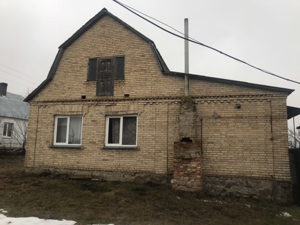 1/2 ч. житлового будинку, загальною площею 97.5 кв.м. з господарськими будівлями і спорудами, що знаходиться за адресою: Київська обл., Києво-Святошинський р-н, с. Бузова, вул. Маковська (Енгельса), буд. 21