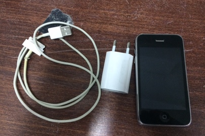 Мобільний телефон Apple iPhone, б/в, в комплекті з кабелем та зарядним пристроєм - 1 од.