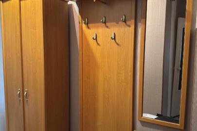 Гостинний гарнітур складається з чотирьох частин та дзеркала, б/в