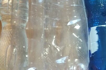 5 прозорих пластикових пляшок ємкістю по 0,7 літра та 1 темна пластикова пляшка ємкістю 1 літр