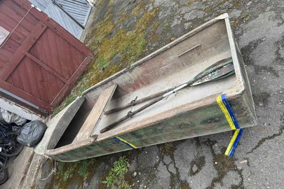 Конфісковане майно за рішенням суду: металевий човен зеленого кольору, без маркування, б/в
