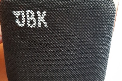 Портативна колонка, марки «GBK», чорного кольору, у робочому стані