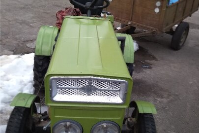 Колісний трактор, зеленого кольору, марки DW120C, заводський номер 0004, із саморобним металевим причепом