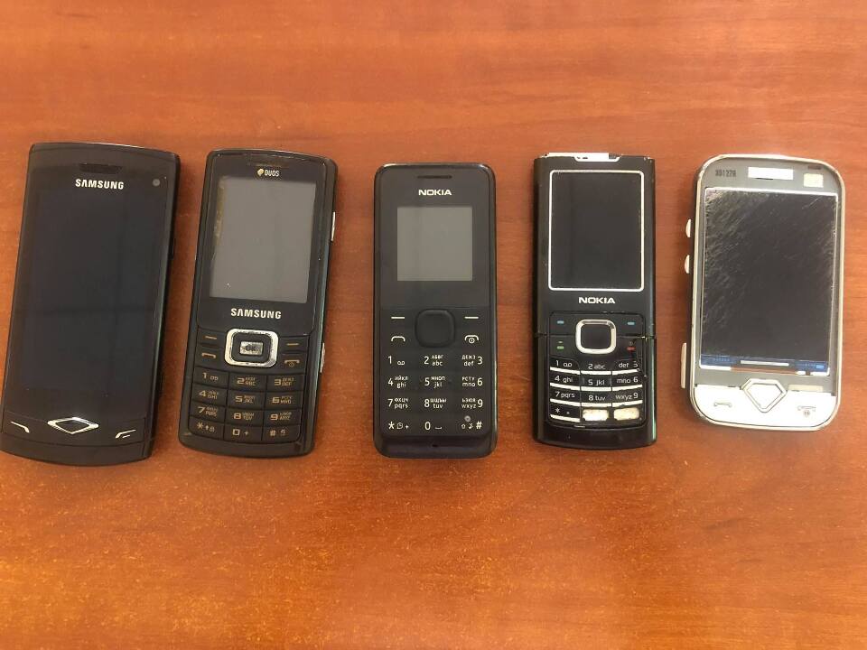 Мобільні телефони в кількості 5 штук