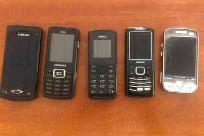 Мобільні телефони в кількості 5 штук