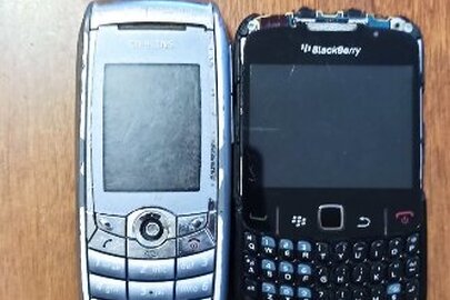 Мобільні телефони марки "Black Berry" Curve  1 шт., б/в та "SIEMENS" 1 шт., б/в