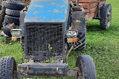 Конфісковане майно за рішенням суду: саморобний трактор синього кольору з причепом