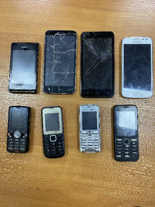 Мобільні телефони у кількості 8 штук