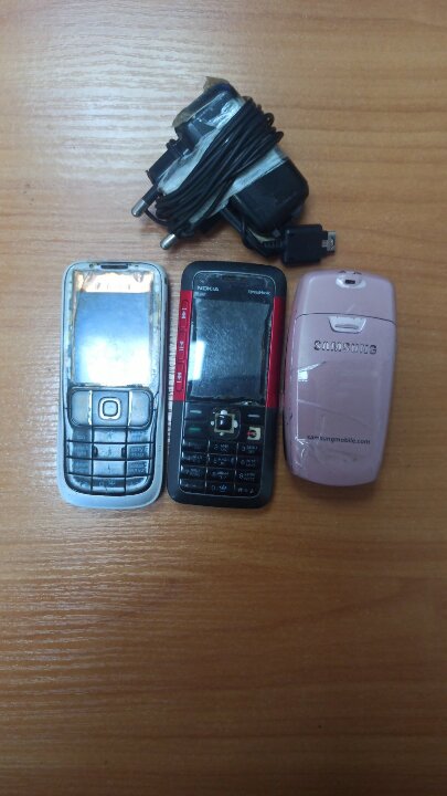 Мобільні телефони торгової марки «Samsung SGH-X500» ІМЕІ: 359779/00/135656/3, “Nokia 5310” ІМЕІ:356817/02/061698/0,“Nokia 2630” ІМЕІ:352068/02/901880/2,зарядний пристрій до мобільного телефону