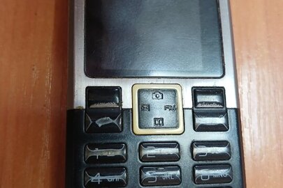 Мобільний телефон марки «Sony Ericsson T280i» з ІМЕІ: 35342202386777-2-10 із сім-картою мобільного оператора «Vodafone», чорного кольору, неробочий
