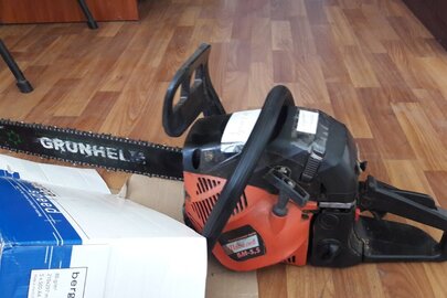 Бензопила із написом на шинах "GRUNHELM".