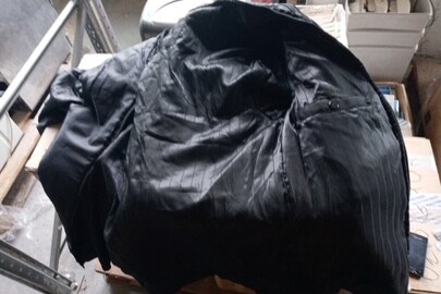 Підкладка з куртки б/в чорного кольору, на внутрішній стороні якої міститься напис "Panda" та цифрове позначення "54"