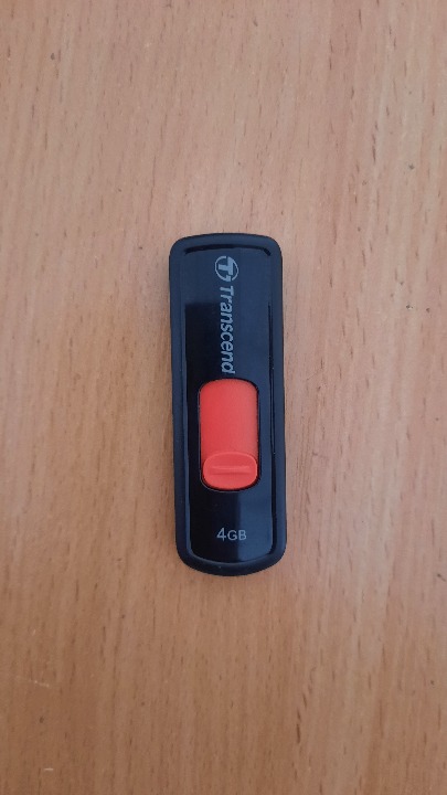 Електронний цифровий носій –диск накопичувач марки Transcend 4GB, чорного кольору, 1 шт., б/в
