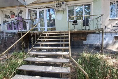 Двокімнатна квартира загальною площею 57,4 кв.м, що розташована за адресою: Одеська обл., м. Одеса, проспект Володимира Великого князя (Добровольського), будинок 92, квартира 4