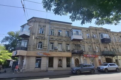 195/1000 частка чотирикімнатної квартири загальною площею 87.1 кв.м., за адресою: Одеська обл., м. Одеса, вулиця Канатна, будинок 45, квартира 8